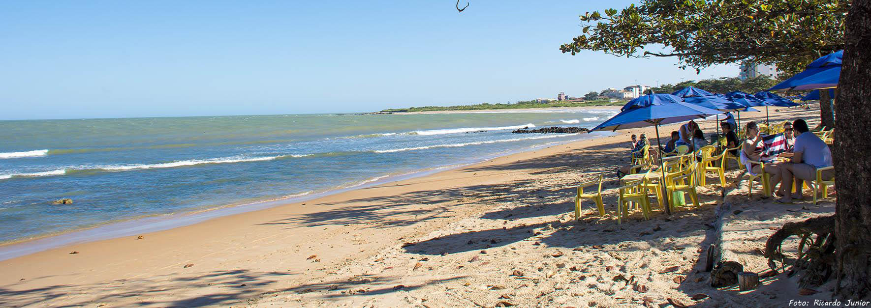 ANCHIETA - praias desertas contam com a relaxante sombra das amendoeiras e uma vista inspiradora